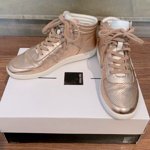 🌟Gorgeous rose gold leather Dolce Vita high top sneakers 🌟